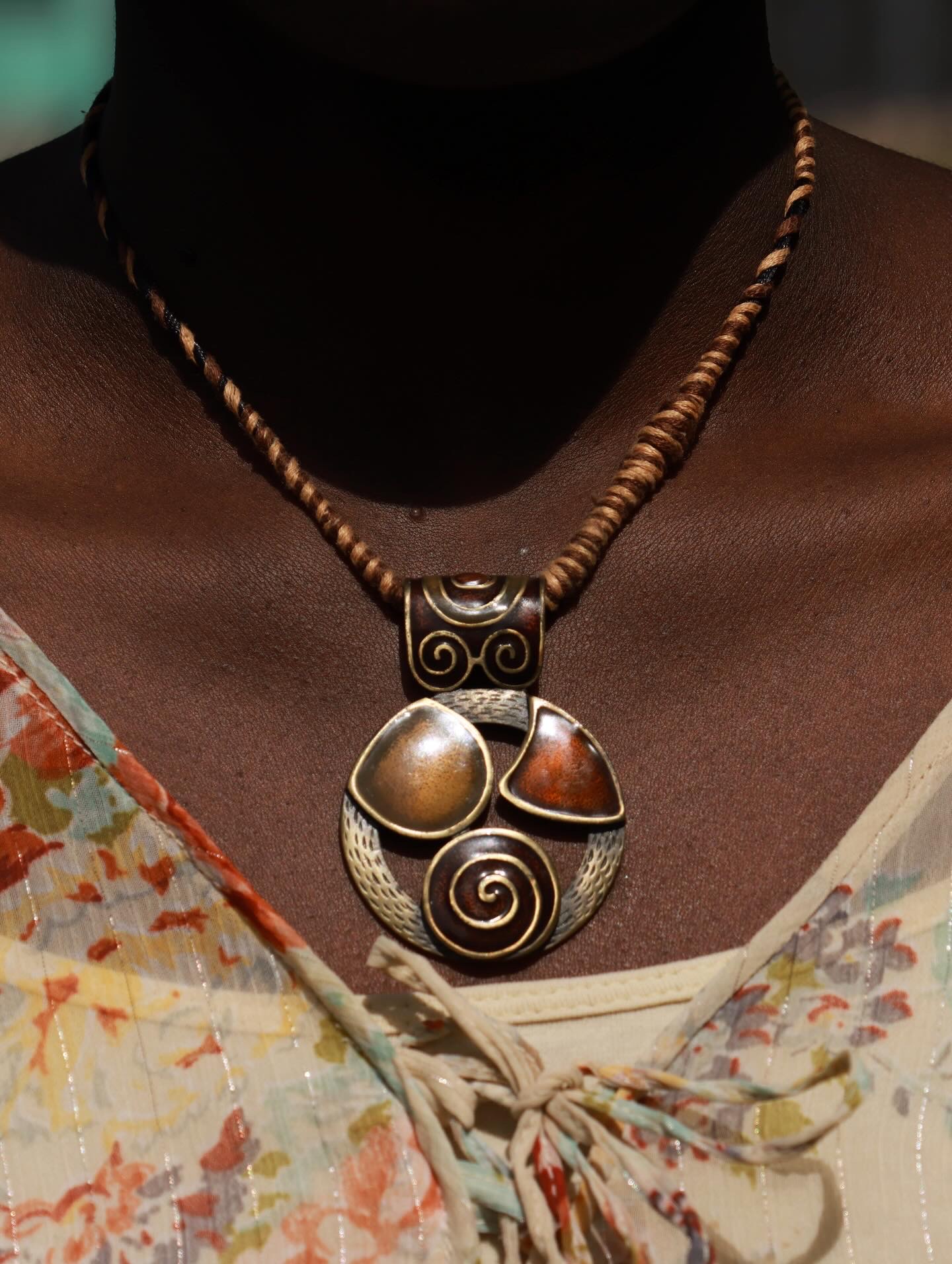 Collier — MOCA